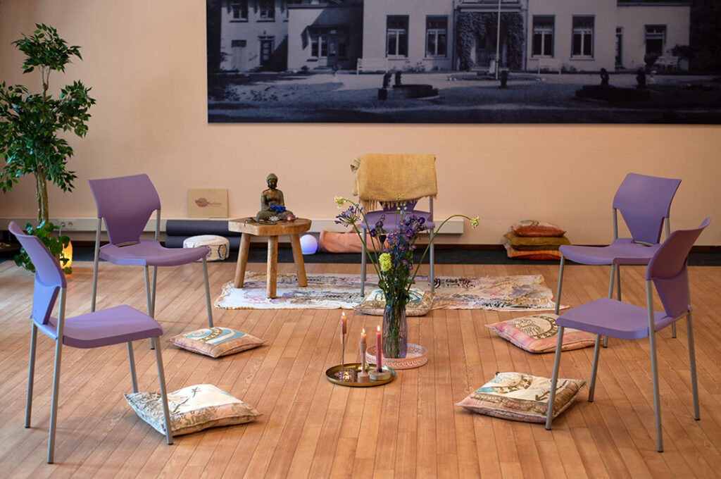 Welke vorm van yoga je ook beoefent, yoga helpt je in het HIER en NU te leven en te genieten van dit moment. Door het bewust aanspannen en ontspannen van spieren wordt je lichaam soepeler en sterker. De diepe en ontspannen ademhaling die je er bij doet is essentieel. Het regelmatig beoefenen van yoga bevordert de gezondheid en schept rust en balans in lichaam en geest. Iedereen ondervindt voordeel van yoga, ongeacht leeftijd, geslacht en conditie. Aanmelden voor stoelyoga kan door een mailtje te sturen naar welkom@lavendelwellness.nl of een appje/berichtje te sturen naar 06 300 86986. Je bent van harte welkom!